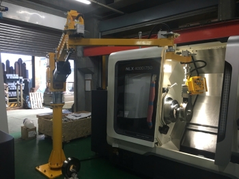 Thiết bị tay nâng trợ lực cấp phôi thép cho máy CNC